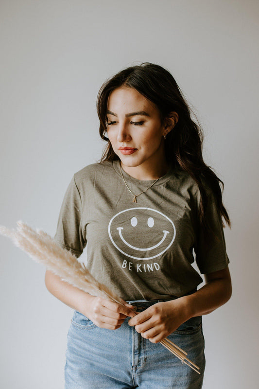 Be Kind ☺ - smiley graphic t-shirt